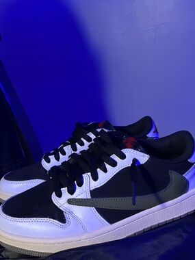 Jordan 1 Men's Low-Top travis Scott  Sneakers in Black, White & Dark Green